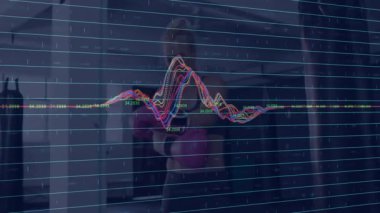 Yetişkin bir kadın spor salonunda kum torbasını yumrukluyor. Çizgi üzerinde çizgi grafikleri gösteriyor. Eğitim, spor, güç, kararlılık, modern, dinamik, atletizm