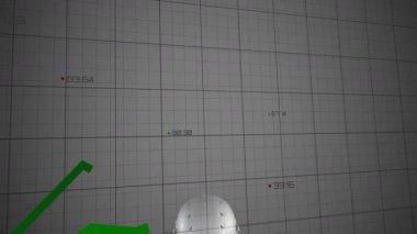 Kask takan futbolcu gri şebeke üzerindeki finans grafiklerini sayısal verilerle analiz ediyor. Sporcu, spor, modern, dinamik, teknoloji, profesyonel, yenilik