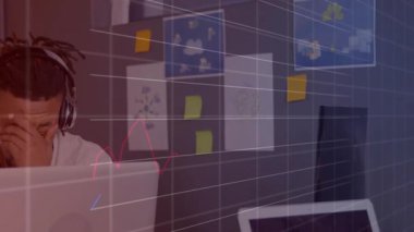 Merkez ofisteki bilgisayardaki verileri analiz eden adam, çizimler ve yapışkan notlar üzerinden finans grafiklerini gösteriyor. Teknoloji, yenilik, üretkenlik, dijital, modern, analitik, çalışma alanı