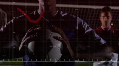 Futbol topunu kale üzerinden kavrayan iki erkek oyuncu, teknoloji veri şebekesi ve kırmızı çizelgeyi gösteriyor. Spor, takım çalışması, analiz, performans, atletik, dijital, yarışma