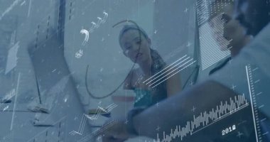 Ofisteki iş verilerini analiz eden iş arkadaşları, çizgi grafikleri, bar çizelgeleri, dairesel şemalar gösteriyorlar. İşbirliği, analitik, teknoloji, takım çalışması, yenilik, modern, profesyonel