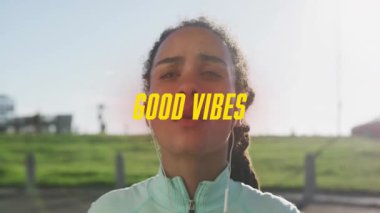 Parkta koşan spor ceketli bir kadın. Animasyon niteliğindeki VİBES yazıları üst üste biniyor. Fitness, wellness, outdoor, nature, enerjik, aktif, sıradan