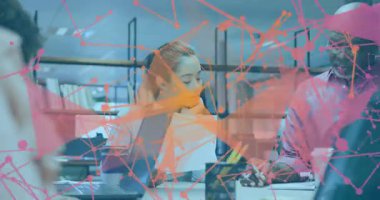 Toplantı masasında belgeleri inceleyen dört profesyonel iş veri düğümlerini gösteriyor. İşbirliği, takım çalışması, ağ oluşturma, yenilik, kurumsal, modern, analiz