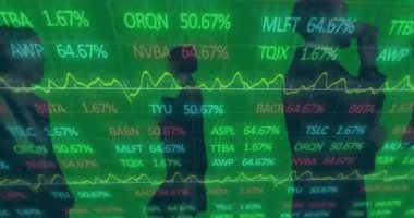 Finans uzmanları yeşil ekran üzerindeki borsa saatlerini gözden geçiriyorlar. İş, analitik, teknoloji, finans, yatırım, şirket, veri
