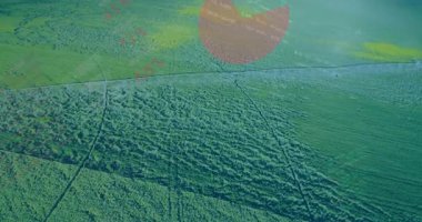 Merkez pivot sulama kolu çapraz hareket ediyor, verileri 3D görüntülüyor. Tarım, hassas tarım, veri görselleştirme, insansız hava aracı, sürdürülebilir kalkınma, modern teknoloji, mahsul yönetimi