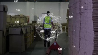 Lojistik merkezinde kırmızı palet kullanan bir depo işçisi AR ağ verilerini gösteriyor. Endüstriyel, lojistik, teknoloji, envanter, imalat, şirket, yenilik