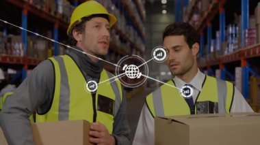 Güvenlik yelekli iki adam depoda lojistik verileri tartışıyor, ağ grafiği örtüşmesi sergiliyorlar. Endüstriyel, takım çalışması, teknoloji, verimlilik, altyapı, iletişim, organizasyon
