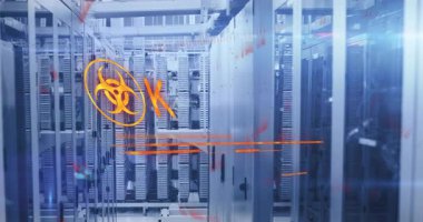 Turuncu acil durum örtüsü veri merkezi raflarında biyolojik tehlike sembolü gösteriyor. Camların altında kablolar var. Teknoloji, siber güvenlik, sanayi, güvenlik, uyarı, altyapı, modern