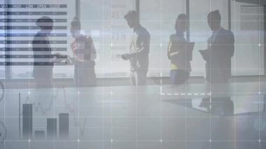 Şehir penceresindeki mali verileri inceleyen meslektaşlar, animasyon çizelgeleri ve ölçümleri gösteriyorlar. Kurumsal, analitik, modern, takım çalışması, iş, yenilik, teknoloji