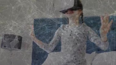 VR kulaklık takan bir kız teknolojik tanıtımda ağ ile etkileşime geçiyor. Çocuklar, yenilik, eğlence, fütürist, uyku, konfor, dijital