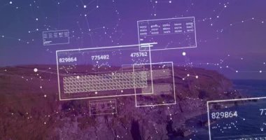 Kıyı kayalıkları yüzen veri panelleriyle harmanlanarak sayısal verileri ve ağ düğümlerini gösteriyor. Gelecek, teknoloji, veri, ağ, görselleştirme, arayüz, manzara