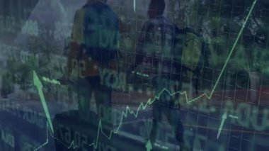 Kaldırımda yürüyen meslektaşlar, yeşil borsa grafiğini yukarı doğru okla örtüyorlar. İş, finans, veri, bilgi, kentsel, profesyonel, büyüme