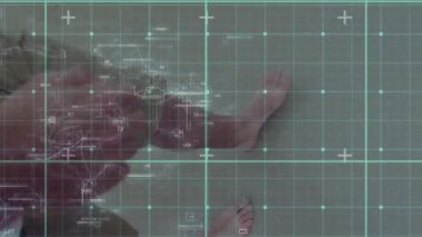 Asker gri hasırda kamuflajlı şınav çekerken deniz mavisi şematik çizgiler canlanıyor. Askeri, fitness, eğitim, teknik, güç, disiplin, taktik