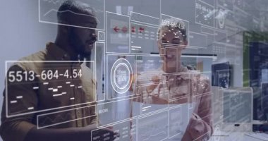 İş ofisindeki holografik veri arayüzünü analiz eden iş arkadaşları grafikleri ve grafikleri gösteriyorlar. Teknoloji, işbirliği, yenilik, veri görselleştirme, profesyonel, çalışma alanı, fütüristik