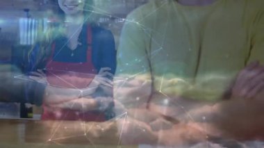 Erkek ve kadın barmen, dijital ağ grafiğinin üstünü örterek barda teknoloji keşfediyor. Endüstriyel, modern, ağ oluşturma, işbirliği, barmen, tarz sahibi, profesyonel