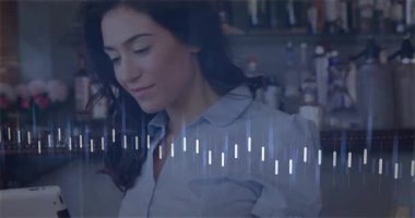 Kafe masasında tabletle etkileşime giren bir kadın medya üretimi için ses dalgası animasyonunu gösteriyor. Teknoloji, iletişim, modern, profesyonel, gündelik, canlı, yaratıcı.