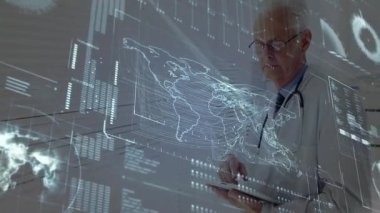 Kıdemli erkek doktor tıbbi veri akışlarını gösteren klinik holografik dünya haritasıyla etkileşimde. Tıbbi, teknoloji, fütüristik, yenilik, sağlık, veri, dijital