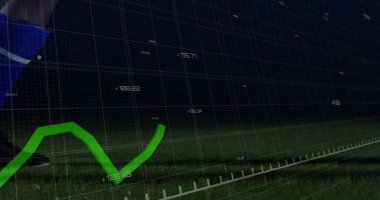 Çim sahada futbolcu bacağı tekmeliyor, teknik analizler yeşil çizgi grafiğini gösteriyor. Atletik, rekabetçi, dijital, modern, duyarlılık, performans, fitness