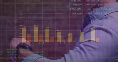 İki meslektaş veri ekranında mali tabloları analiz ediyor, akıllı olanları kontrol ediyor ve grafikleri takip ediyor. İş, işbirliği, teknoloji, analitik, girişim, yenilik, veri görselleştirme