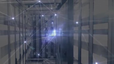 Sunucu rafları arasında parlayan ağ düğümlerinin veri akışını gösteren animasyon çizimi. Gelecekçi, teknoloji, siber güvenlik, bağlantı, dijital, yenilik, altyapı