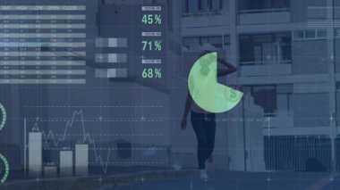 Kadın ofis girişinin önünden geçiyor, animasyonlu finansal pasta grafikleri ve dünya haritası çiziyor. Profesyonel, kentsel, modern, veri görselleştirme, iş dünyası, şirket, multimedya