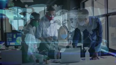 Teknoloji ekibi, küresel harita UI 'yi vurgulamak için modern ofiste dizüstü bilgisayarla birlikte masa etrafında işbirliği yapıyor. Profesyonel, takım çalışması, dijital, işbirliği, yenilik, modern, girişim