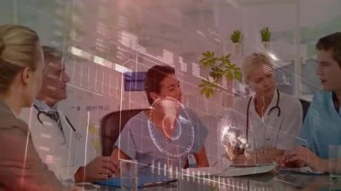 Tıbbi ekip cam masanın etrafındaki hasta verilerini inceliyor, animasyon veri örtülerini gösteriyor. Profesyonel, işbirliği, modern, klinik, takım çalışması, yenilik, hastane
