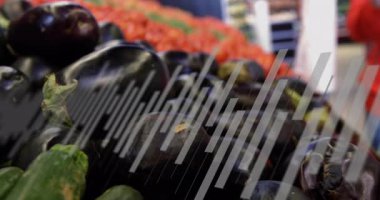 Marketten patlıcan seçen dişi el, hareketli fiyat etiketleri ve grafikleri gösteriyor. Üretim, market, taze, hasat, sebze, pazar, sağlıklı