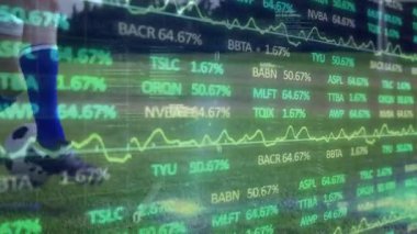 Erkek sporcu çimen sahasında top sürüyor, borsa saatlerini ve çizelgelerini gösteriyor. Sporcu, spor, hareket, performans, çeviklik, rekabet, açık hava