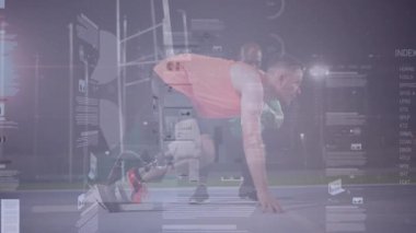 Erkek sporcu, gece pistinde bloklarda çömelmiş, koç animasyon teknolojisi çizelgeleriyle izliyor. Performans, eğitim, rekabet, canlılık, motivasyon, hız, dayanıklılık