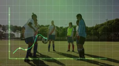 Kadın futbolculardan oluşan bir takım sahada tatbikatı tartışırken, spor analitiği grafiği üst üste biniyor. Sporcular, takım çalışması, fitness, eğitim, açık hava, rekabetçi, performans