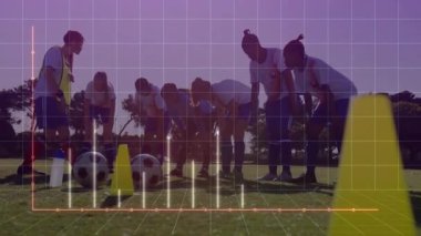 Futbol takımına rehberlik eden kadın koç sahada koni tatbikatı yapıyor, teknolojik şebeke veri düğümlerini gösteriyor. Atletik, takım çalışması, yenilik, analiz, fitness, açık hava, modern