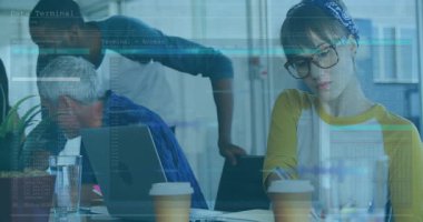 Ekip dizüstü bilgisayarlarla birlikte çalışıyor, yüzen kodlama pencereleri ve veri grafikleri gösteriyor. Yenilik, takım çalışması, teknoloji, beyin fırtınası, modern, üretkenlik, iş