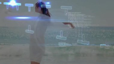 Kumlu kumsalda dikilen bir kadın kollarını başının arkasına kaldırıyor. Sağlık teknisyeni için dijital DNA sarmalı gösteriyor. Plaj, yaz, refah, doğa, yenilik, fütüristik, huzur