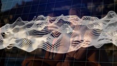 Gün batımında güvertede oturan beş kadın teknoloji ağı ve animasyon dalga örtüsü sergiliyor. Grup, arkadaşlık, rahatlık, sükunet, günbatımı, sahil, doğa.