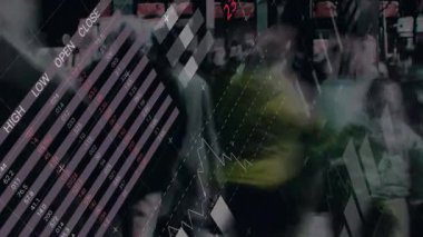 Turta grafiklerini gösteren dijital veriler, metro üzerinde düz tasarımla yürüyen banliyö çalışanlarıyla haritalar. Teknoloji, analitik, ulaşım, şehir, modern, bilgi, bağlantı