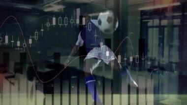 Erkek futbol sporcusu iş yerinde atlıyor, yüzen finans tabloları sergiliyor. Dinamik, enerjik, yenilikçi, kurumsal, fütüristik, hareket, performans