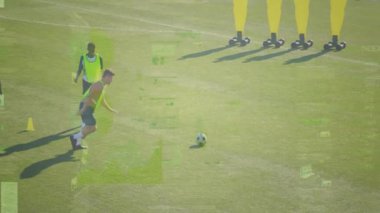 Futbolcu çim sahaya serbest atış hazırlıyor, grafikler performans ölçüm teknolojisini izliyor. Atletizm, spor, eğitim, performans, açık hava, dinamik, gençlik