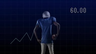 Spor analitik stüdyosunda duran sporcu istatistik çizgileri gösterirken elinde futbol topu tutuyor. Performans, teknoloji, yenilik, atletizm, dijital, güç, rekabet