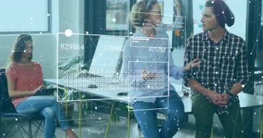 Teknoloji ofisindeki yüksek masada oturan üç profesyonel yüzen veri grafikleri ve tablet gösteriyor. İşbirliği, yenilik, takım çalışması, modernlik, üretkenlik, iletişim, çalışma alanı