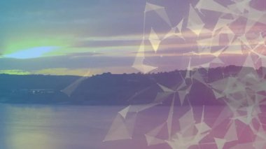 Lakeside Vista alacakaranlık yansımaları ve üçgen ağ örtüsünü harmanlayarak, parlayan ağ düğümlerini gösteriyor. Doğa, dijital, sükunet, soyut, manzara, fütüristik, dingin