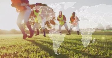 Takım çimen sahasında futbol talimi yapıyor, spor pazarlaması için dünya haritasını vurguluyor. Atletizm, takım çalışması, fitness, açık hava, canlılık, motivasyon, dinamik