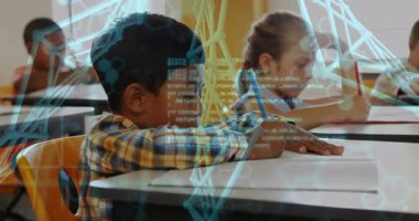 Sınıf arkadaşları sınıftaki masalarda kalem ve dijital kaplamalı yazılar yazarak eğitimi geliştiriyor. Öğrenme, işbirliği, eğitim, yenilik, teknoloji, gençlik, odaklanma