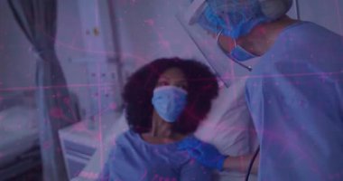 Hemşire hastayı hastane yatağında kontrol ediyor. Pembe ağ üzerinden sağlık verilerini gösteriyor. Tıbbi, sağlık, klinik, koruma, teşhis, hijyenik, profesyonel