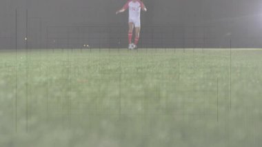 İki erkek futbolcu gece sahasında topa karşı yarışıyor, spor analitik grafiği ve yayı üst üste koyuyorlar. Sporcular, rekabet, yoğunluk, eylem, rekabet, atletizm, enerjik
