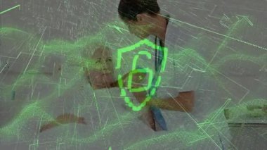 Klinikteki kıdemli hasta danışmanlık personeli yeşil ağ kilidi kaplamalı tableti izliyorlar. Sağlık, teletıp, dijital, sağlık, güvenlik, teknoloji, kıdemli