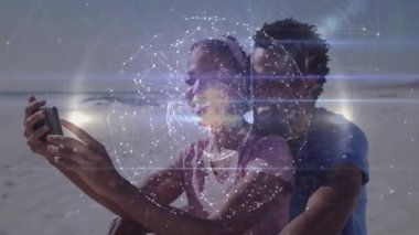 Sosyal medya pazarlaması için plaj selfie 'si çeken çift, animasyon ağ düğümleri gösteriyor. Romantik, bağlantı, teknoloji, sükunet, canlılık, iletişim, yaşam tarzı