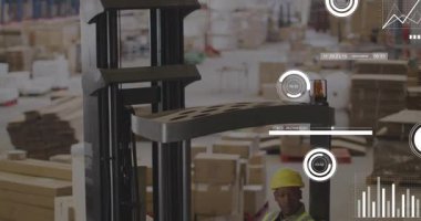 Karton paletler arasında forklift kullanan iki depo işçisi AR örtülerini ve grafiklerini gösteriyor. Sanayi, lojistik, teknoloji, verimlilik, güvenlik, takım çalışması, modern