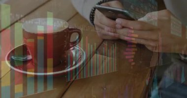 Kahve barında akıllı telefon tutan erkek kolları yüzen finans grafikleri ve grafikleri gösteriyor. Ahşap, içecek, teknoloji, veri, analiz, çalışma alanı, rahatlama