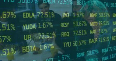 İşletme atölyesinde masa etrafında iş birliği yapan iş arkadaşları, el sanatları araçları ile finans kaplamasını karıştırıyorlar. Yaratıcı takım çalışması, beyin fırtınası, veri görselleştirme, yenilik, ofis takım çalışması, renk paleti, profesyonel çevre